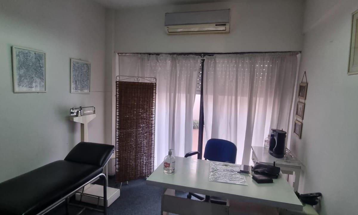 EN VENTA EN CASEROS CENTRO DEPARTAMENTO DE 2 AMBIENTES SITO EN PLANTA BAJA CONTRAFRENTE CON DOS PATI