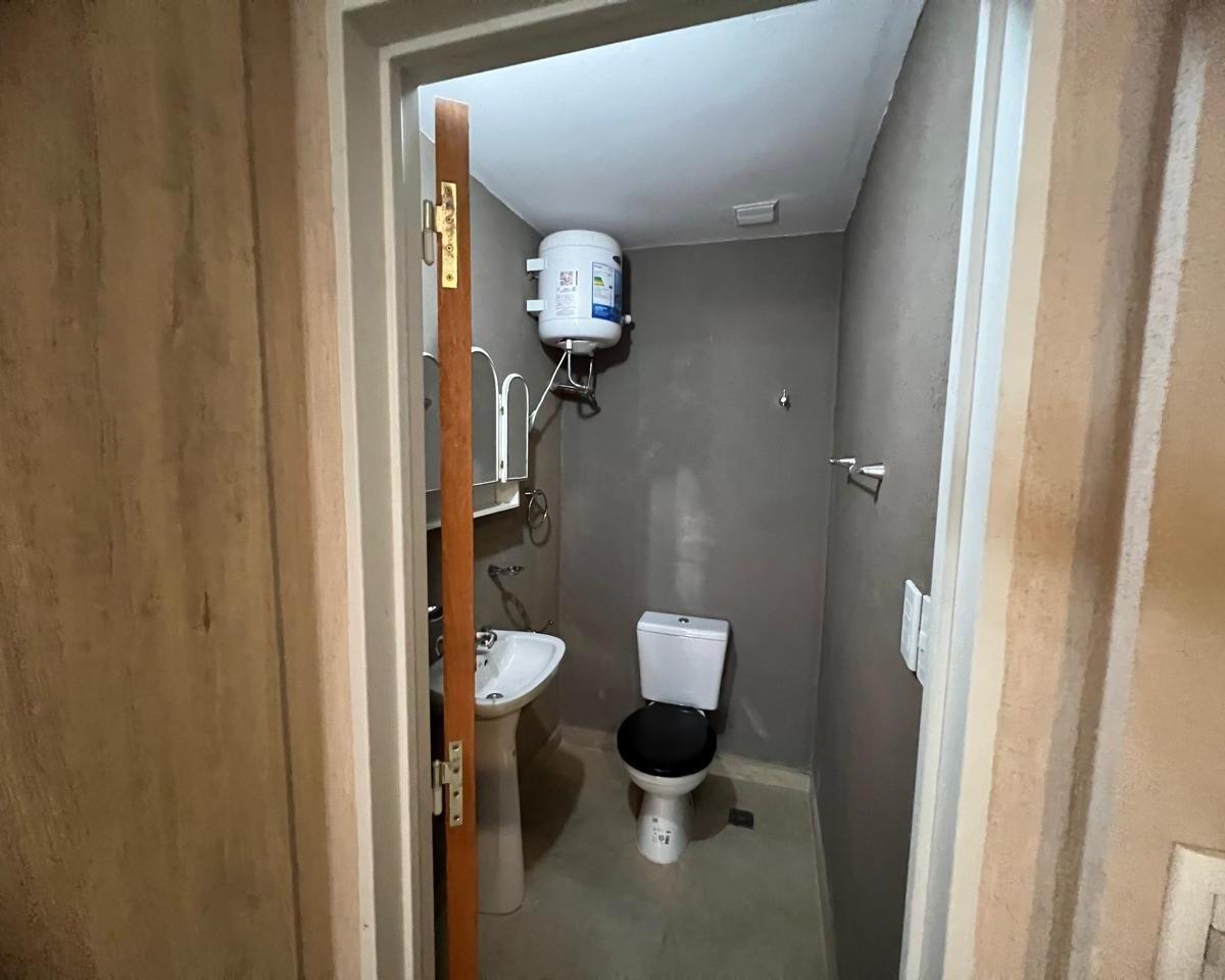 Foto de EN VENTA EN CASEROS CENTRO OFICINA DE 21M2 CON BAÑO Y COCINA, imagen 3