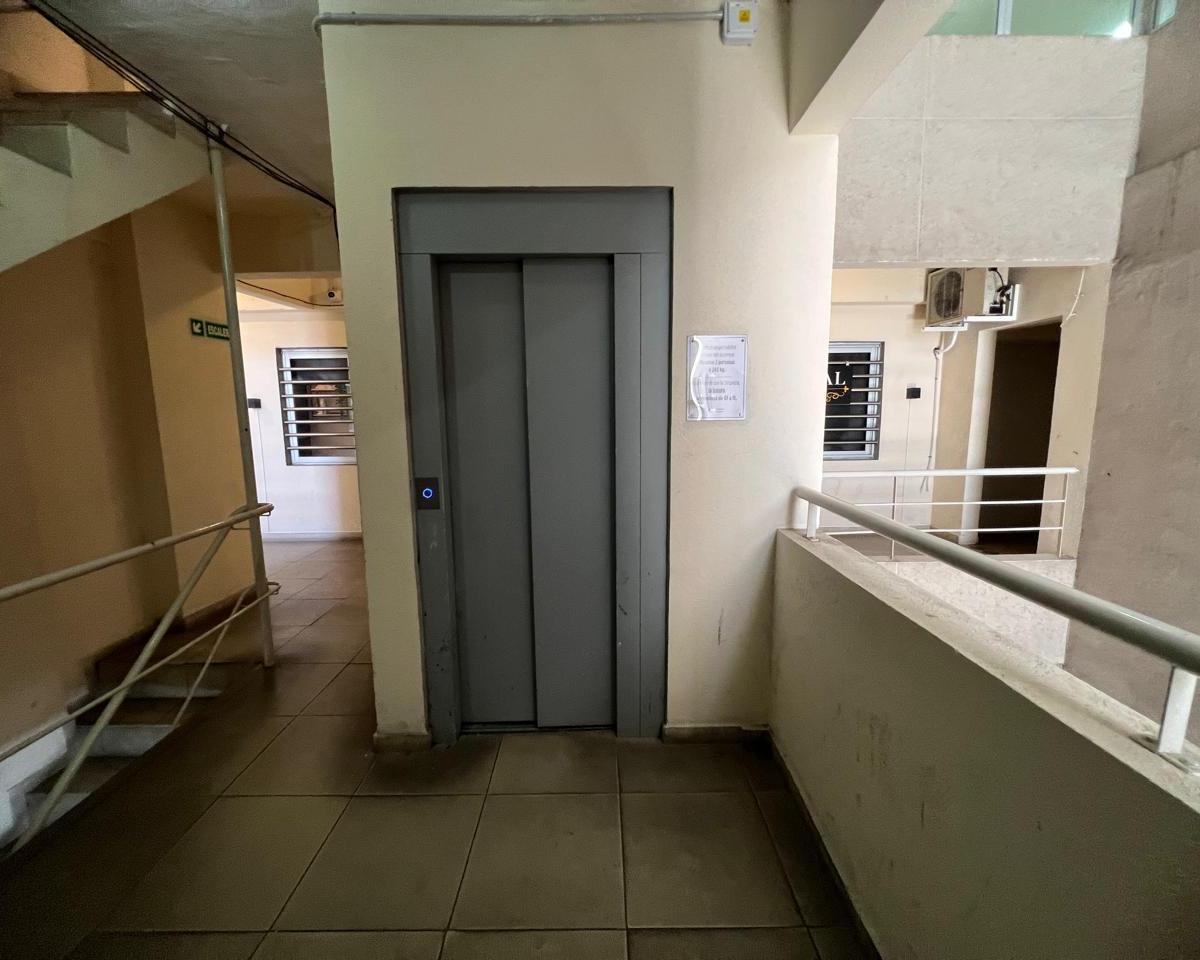 EN VENTA EN CASEROS CENTRO OFICINA DE 21M2 CON BAÑO Y COCINA SECTORIZADA F: 10220