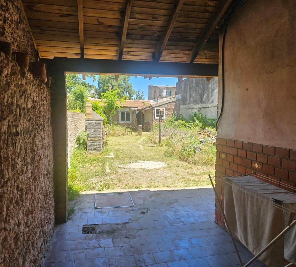 EN VENTA EN CASEROS LOTE 8,66 x 50 MTS P.H FRENTE DE TRES AMBIENTES A REMODELAR F: 10231