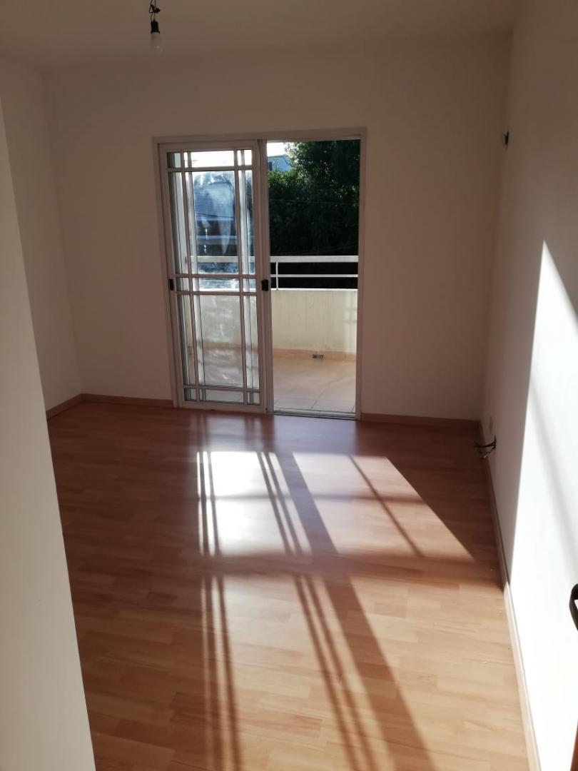 EN VENTA EN MARTIN CORONADO TRIPLEX 4 AMBIENTES 2 BAÑOS COCHERA F: 2733