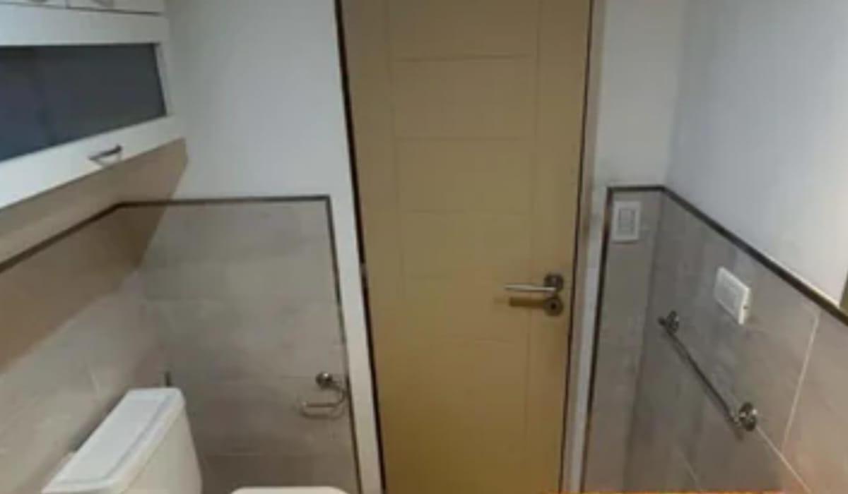 EN VENTA EN CASEROS CENTRO DEPARTAMENTO DE 2 AMBIENTES EN 10mo PISO CON COCHERA CUBIERTA. F: 10274