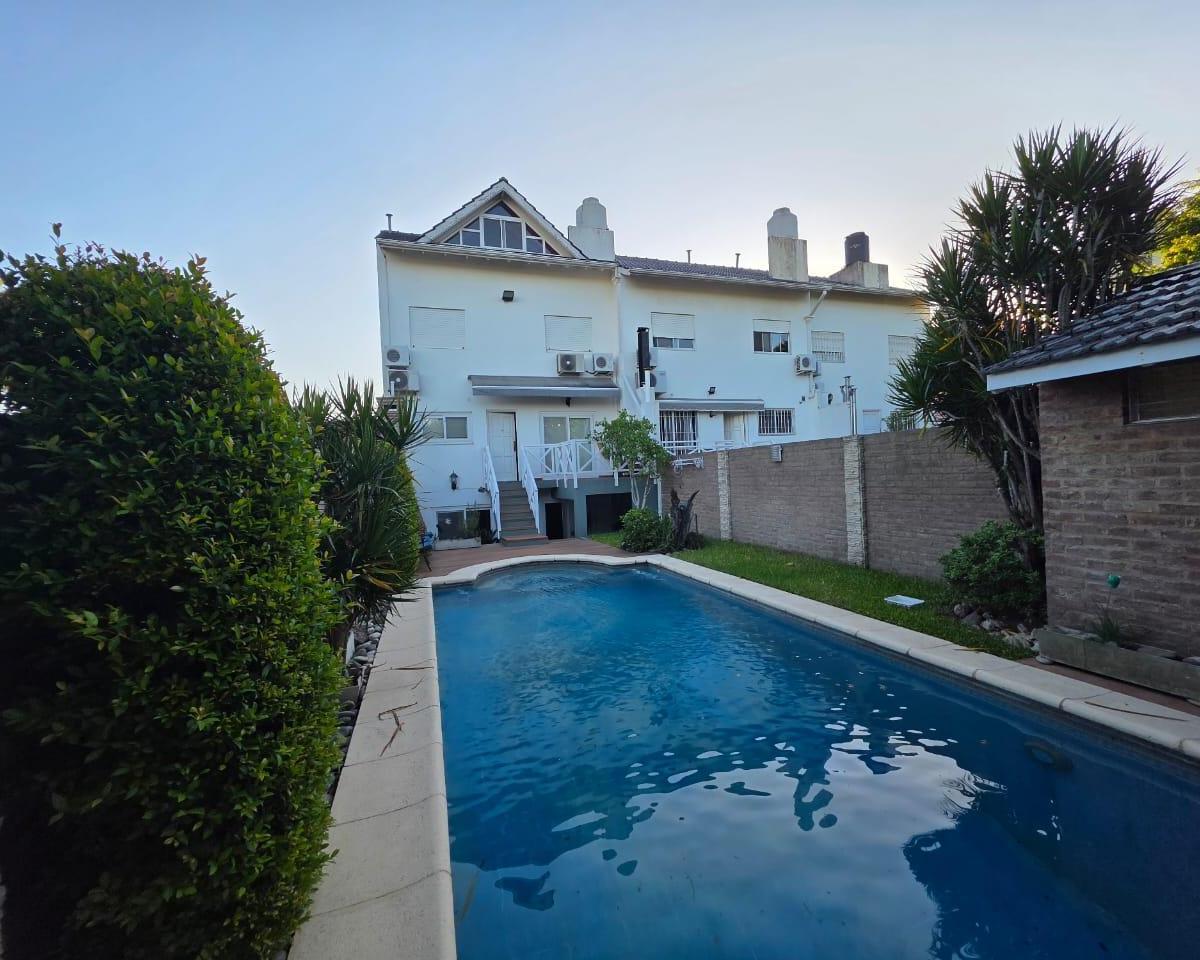 EN CIUDAD JARDIN TRIPLEX UNICO 5 AMBIENTES 3 BAÑOS PISCINA GARAJE 4 AUTOS F: 10355