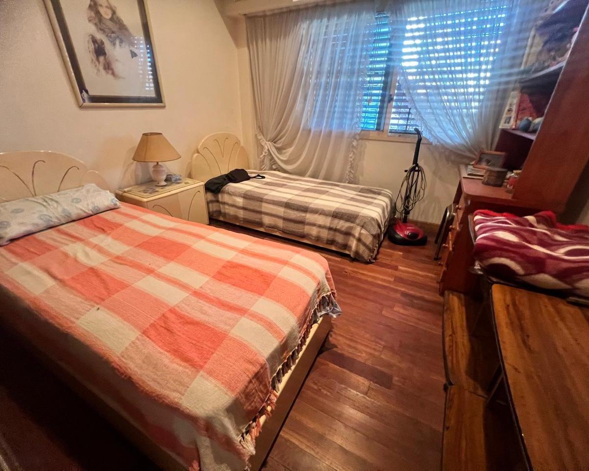 EN VENTA EN CASEROS ZONA NORTE CHALET 5 AMBIENTES 3 BAÑOS GARAGE PISCINA PARRILLA F: 10388