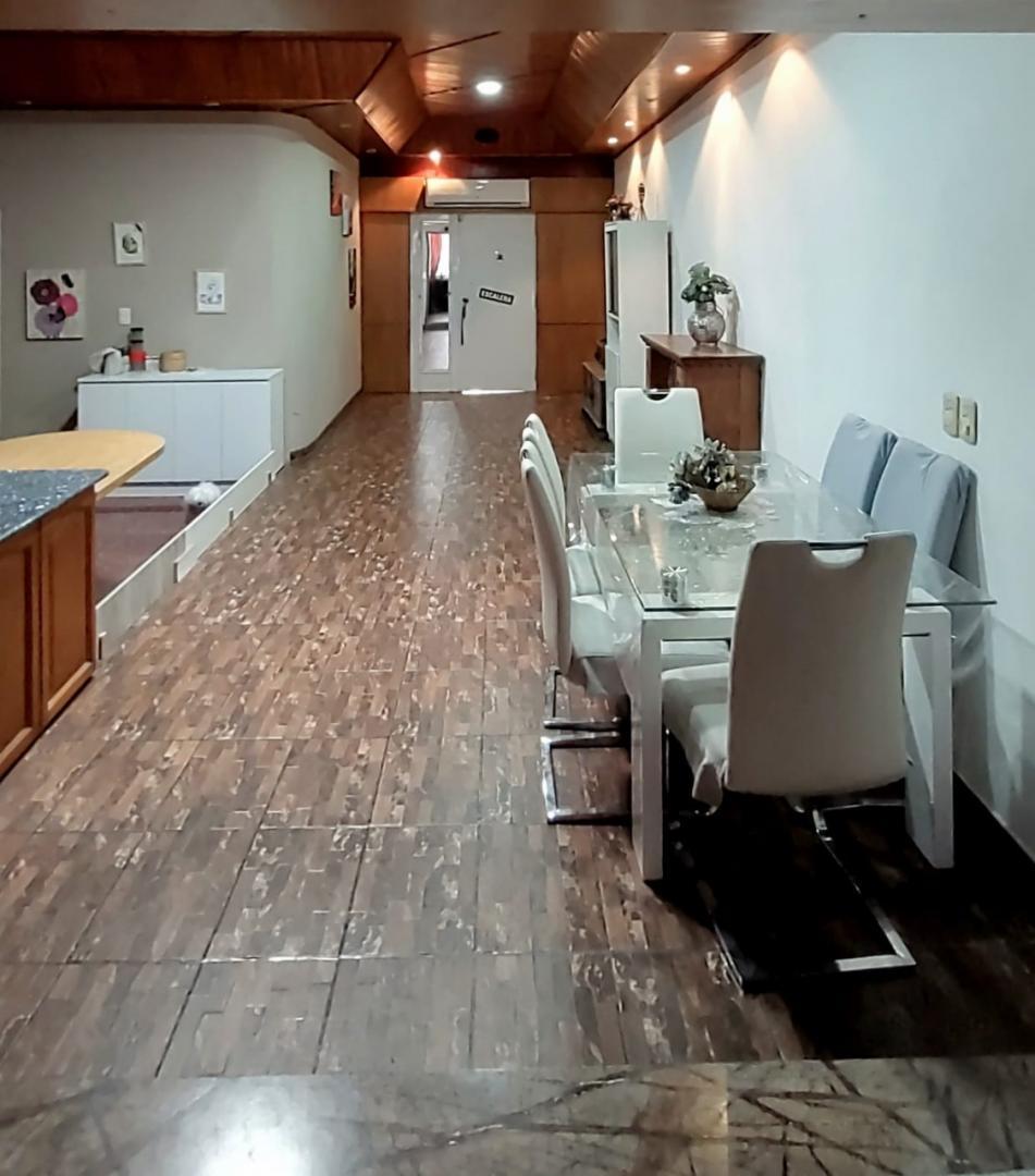 EN VENTA EN CASEROS PH Planta Alta de 3 habitaciones 2 baños F: 10395