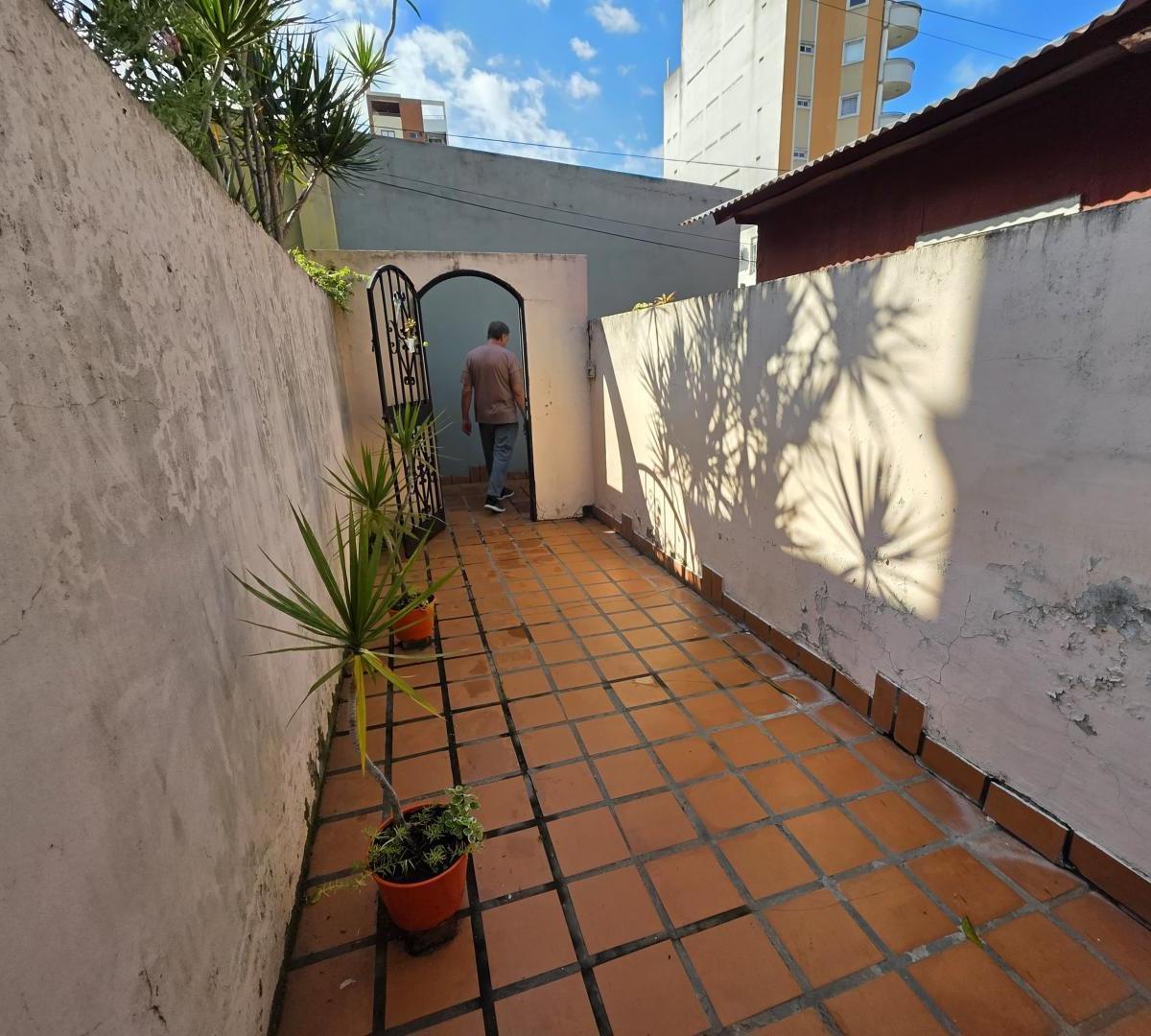 Foto de EN VENTA EN CASEROS GRAN DEPARTAMENTO DE 3 AMBIENTES MUY AMPLIO SITO EN, imagen 2