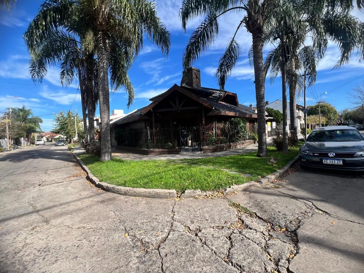 EN VENTA EN VILLA SARMIENTO CHALET 4 AMBIENTES 3 BAÑOS F: 10438 3