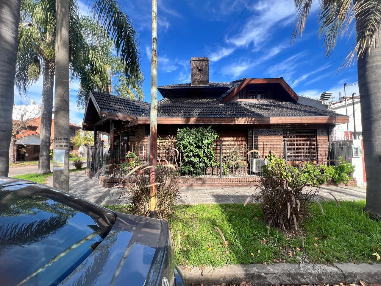 EN VENTA EN VILLA SARMIENTO CHALET 4 AMBIENTES 3 BAÑOS F: 10438