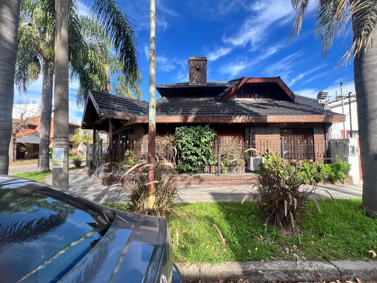 EN VENTA EN VILLA SARMIENTO CHALET 4 AMBIENTES 3 BAÑOS F: 10438 1