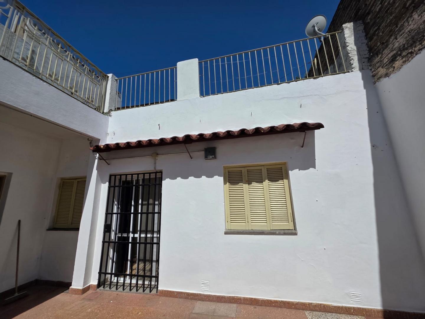 CASEROS: TIPO CASA EN ALQUILER DE 2 AMBIENTES CON PATIO PROPIO POR PASILLO AL FONDO F: 10855