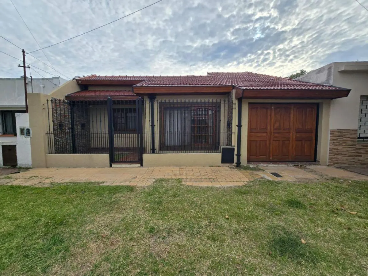 EN VENTA EN PALOMAR CHALET 3 AMBIENTES QUINCHO PISCINA APTO CREDITO F: 10927 4