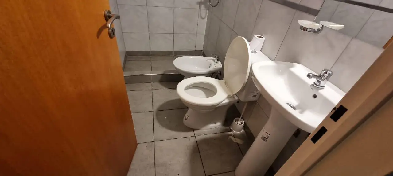 ALQUILO EN CASEROS DEPARTAMENTO PRIMER PISO DE 1 AMBIENTE CON BAÑO F: 10943 5