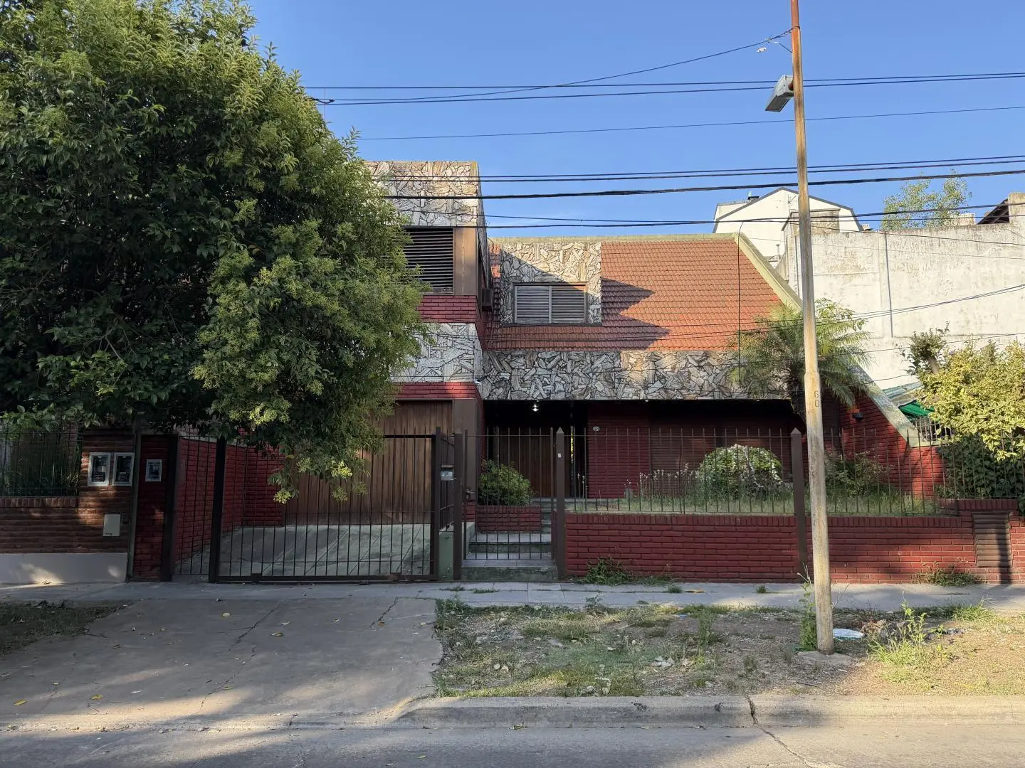 SE ALQUILA EN CIUDAD JARDIN CHALET 6 AMBIENTES 3 BAÑOS F: 10955 3