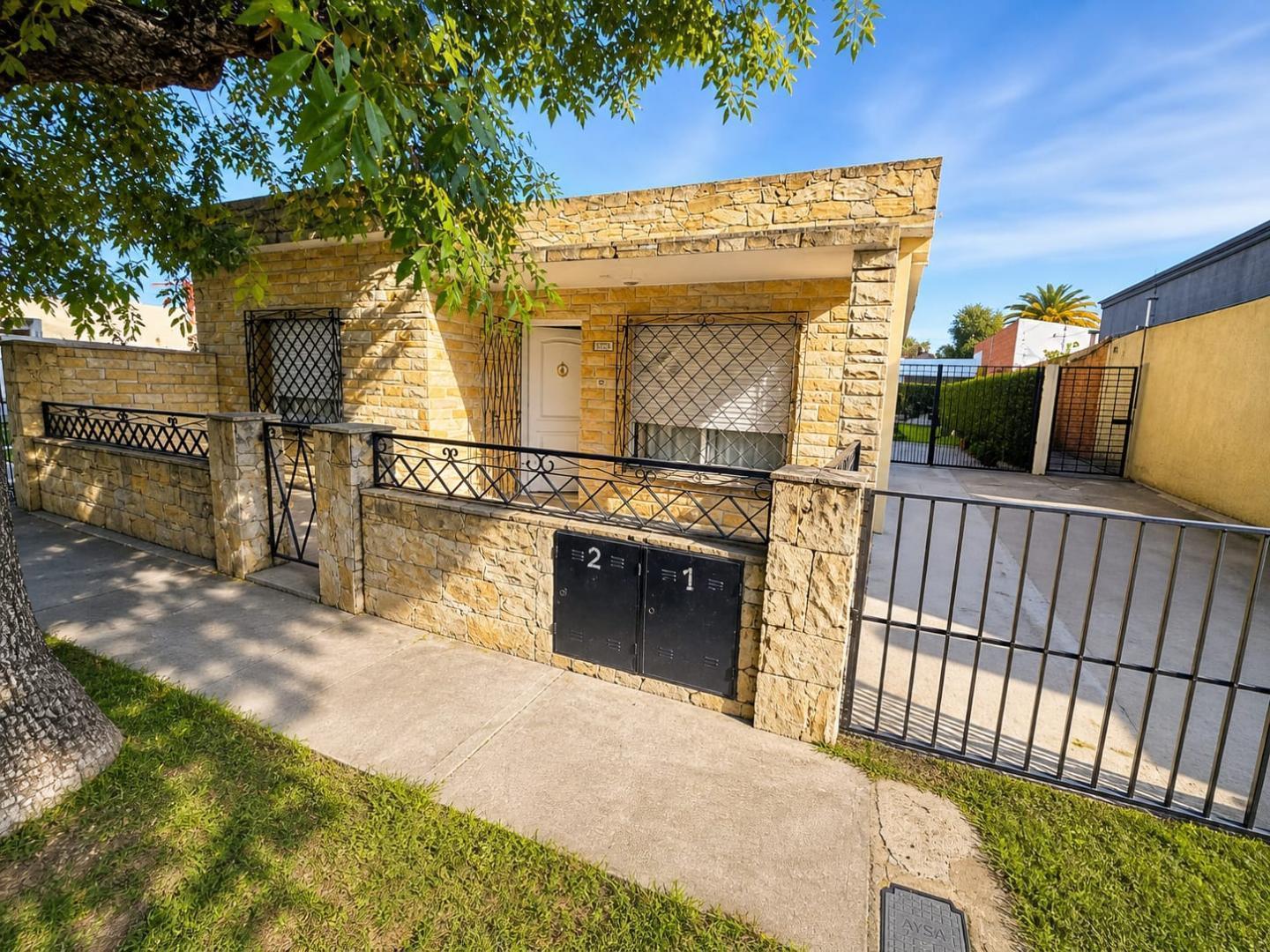 Casa en Venta 3 Ambientes con Jardín y Cochera en propiedad horizontal– Castelar Norte, Morón 11087