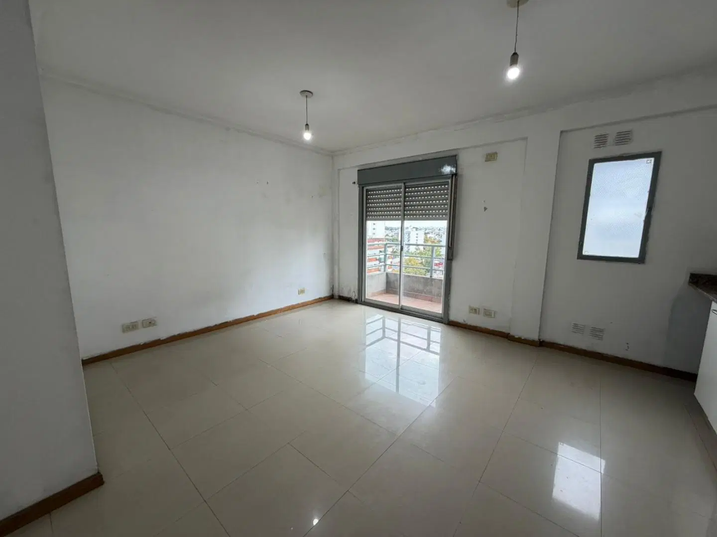EN ALQUILER MONOAMBIENTE EN NOVENO CENTRO DE CASEROS F: 11093 3