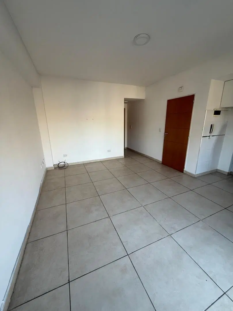 CASEROS DEPARTAMENTO DE 2 AMBIENTES CON BALCON CORRIDO F: 11111 4