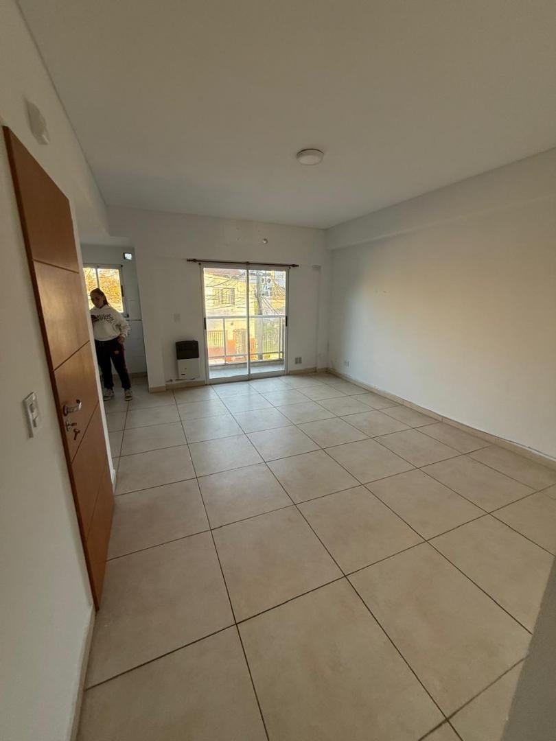 CASEROS DEPARTAMENTO DE 2 AMBIENTES CON BALCON CORRIDO F: 11111