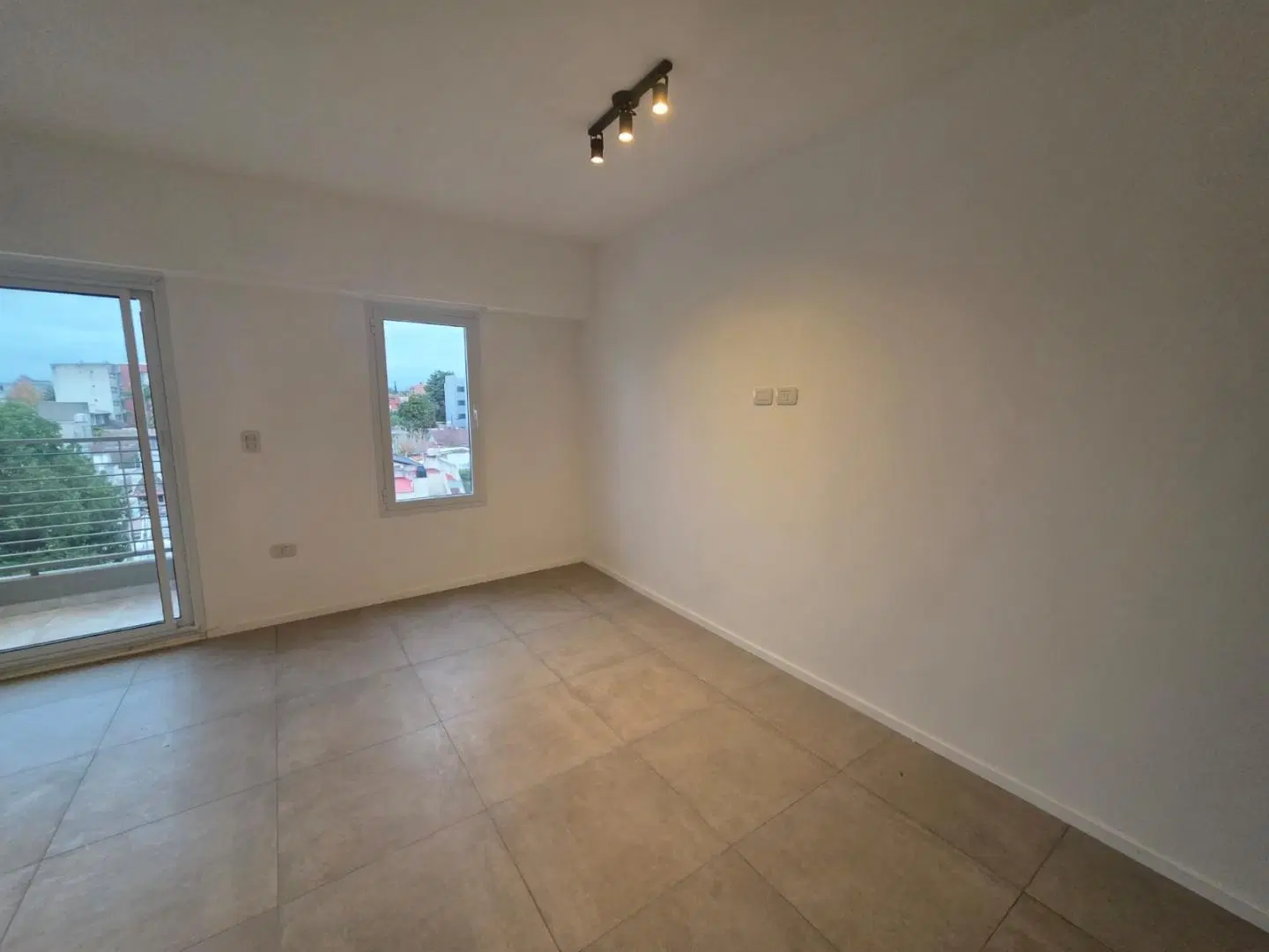 EN VENTA EN PALOMAR DEPARTAMENTO DE 2 AMBIENTES A ESTRENAR F: 11136 3