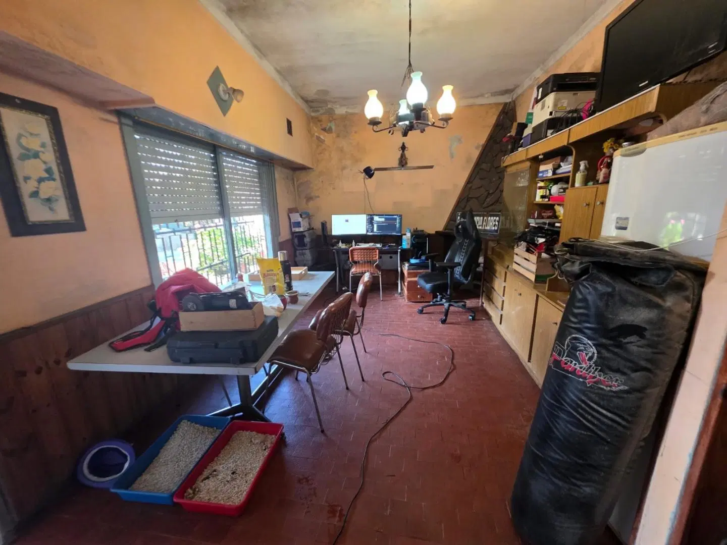 EN VENTA EN PALOMAR CASA DE 4 AMBIENTES 2 BAÑOS COCHERA PILETA F: 11145 3