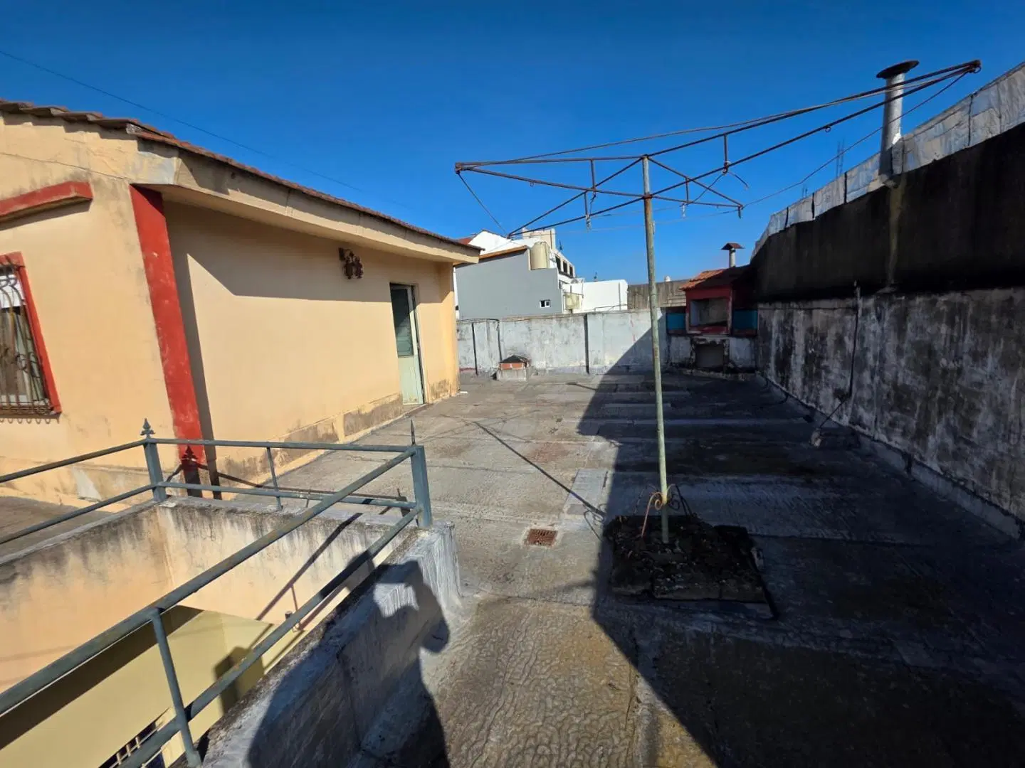 EN VENTA EN PALOMAR CASA DE 4 AMBIENTES 2 BAÑOS COCHERA PILETA F: 11145 2
