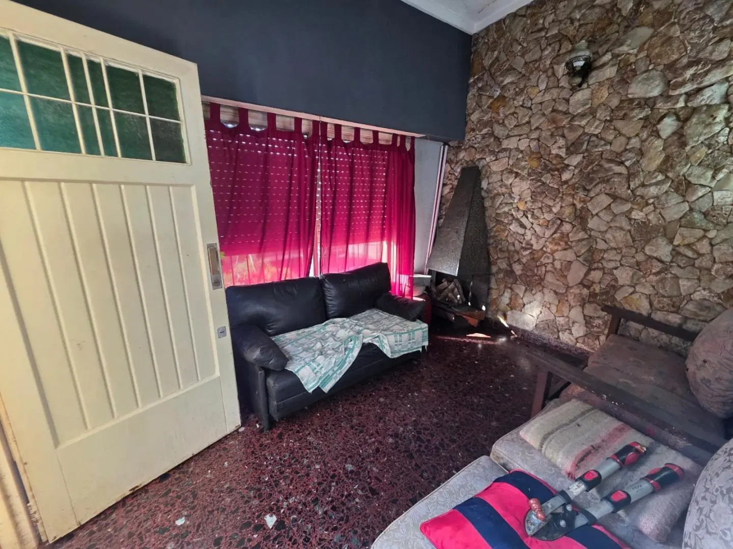 EN VENTA EN PALOMAR CASA DE 4 AMBIENTES 2 BAÑOS COCHERA PILETA F: 11145 5
