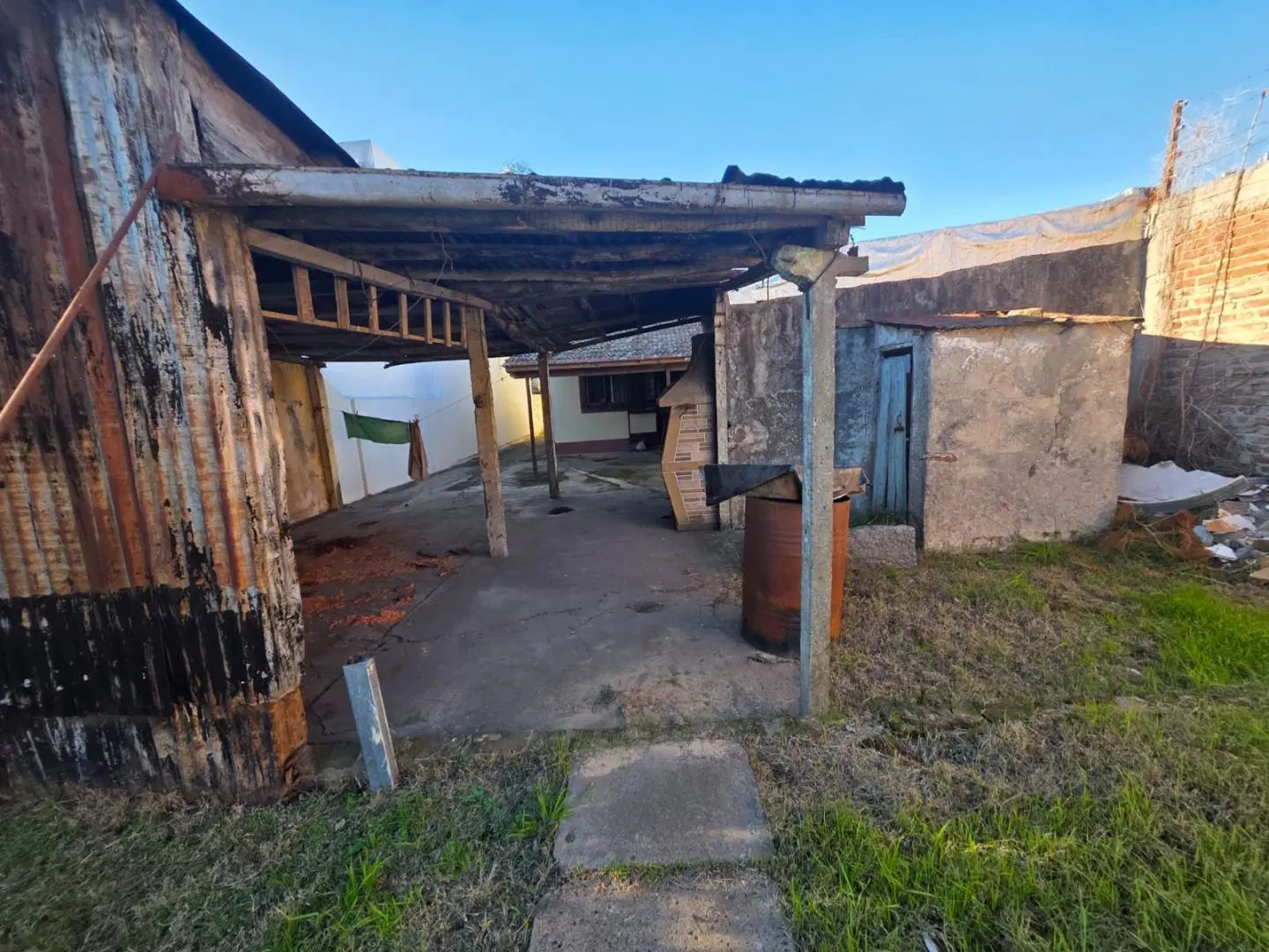 PABLO PODESTA CASA CON LOCAL DE 4 AMBIENTES A REMODELAR SOBRE GRAN LOTE DE TERRENO F: 11147 2