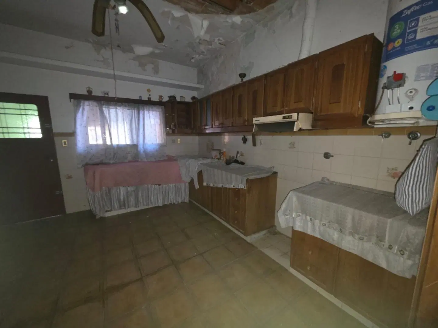 PABLO PODESTA CASA CON LOCAL DE 4 AMBIENTES A REMODELAR SOBRE GRAN LOTE DE TERRENO F: 11147 4