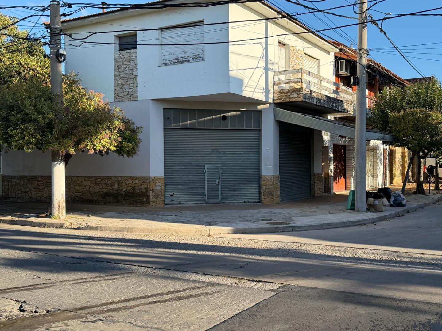 ALQUILO EN EL PALOMAR SE ALQUILA LOCAL CON BAÑO EN ESQUINA DE 70 M2 F: 11074