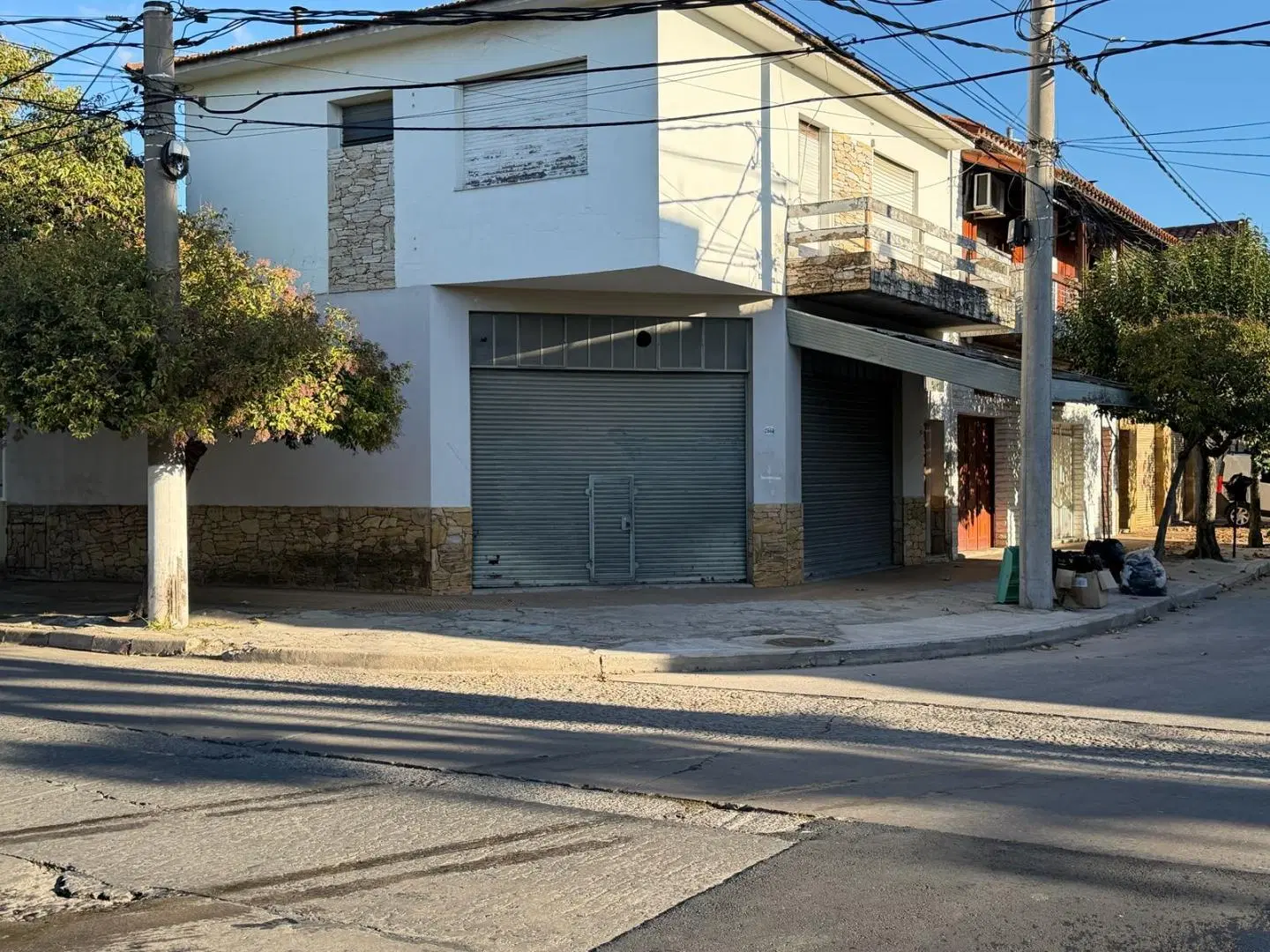 ALQUILO EN EL PALOMAR SE ALQUILA LOCAL CON BAÑO EN ESQUINA DE 70 M2 F: 11074 4