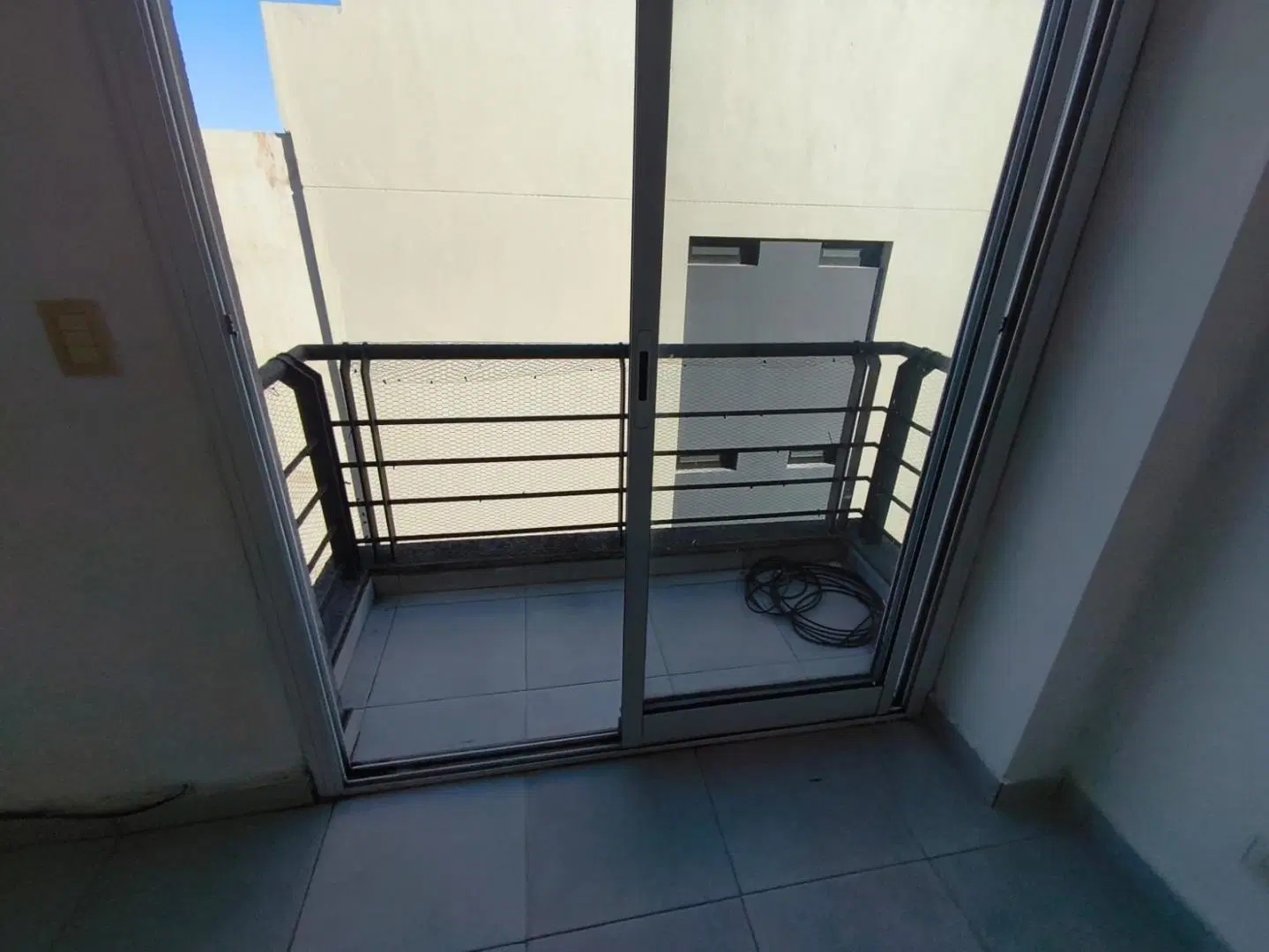 EN PALOMAR EN VENTA  DEPARTAMENTO DE 1 AMBIENTE EN 1ER PISO AL CONTRAFRENTE CON BALCON CORRIDO.  F: 3
