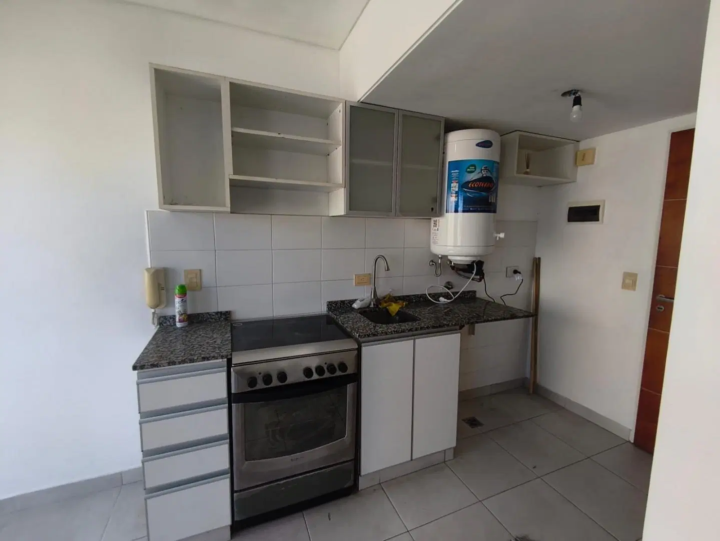 EN PALOMAR EN VENTA  DEPARTAMENTO DE 1 AMBIENTE EN 1ER PISO AL CONTRAFRENTE CON BALCON CORRIDO.  F: 2