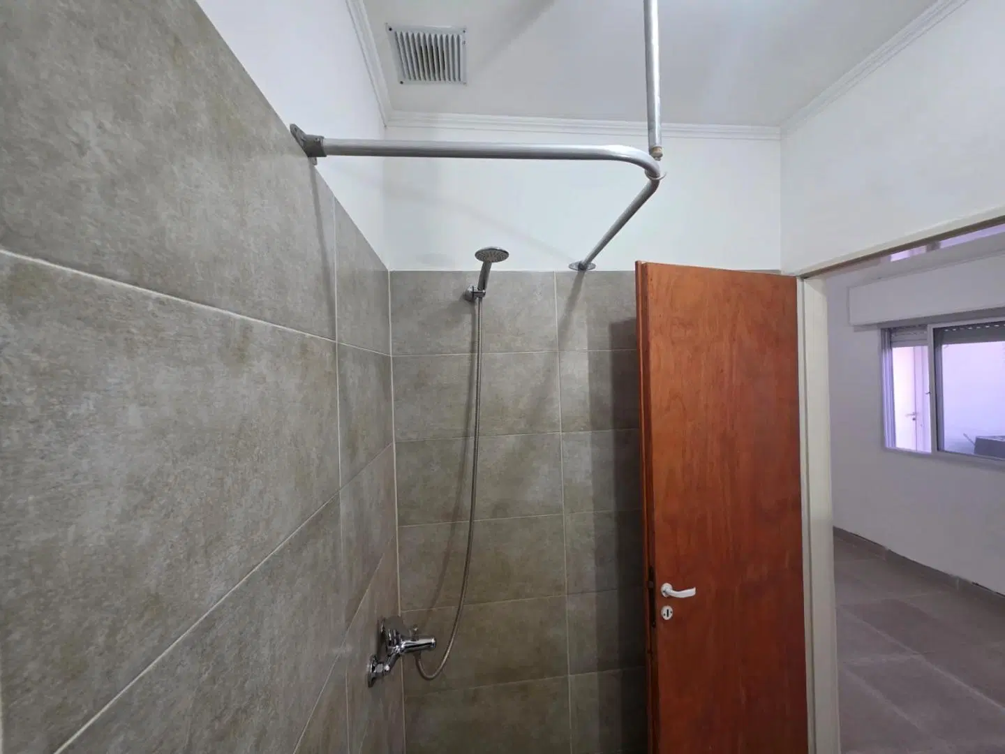 ALQUILO EN PALOMAR MONOAMBIENTE EN 1ER PISO F: 11085 4