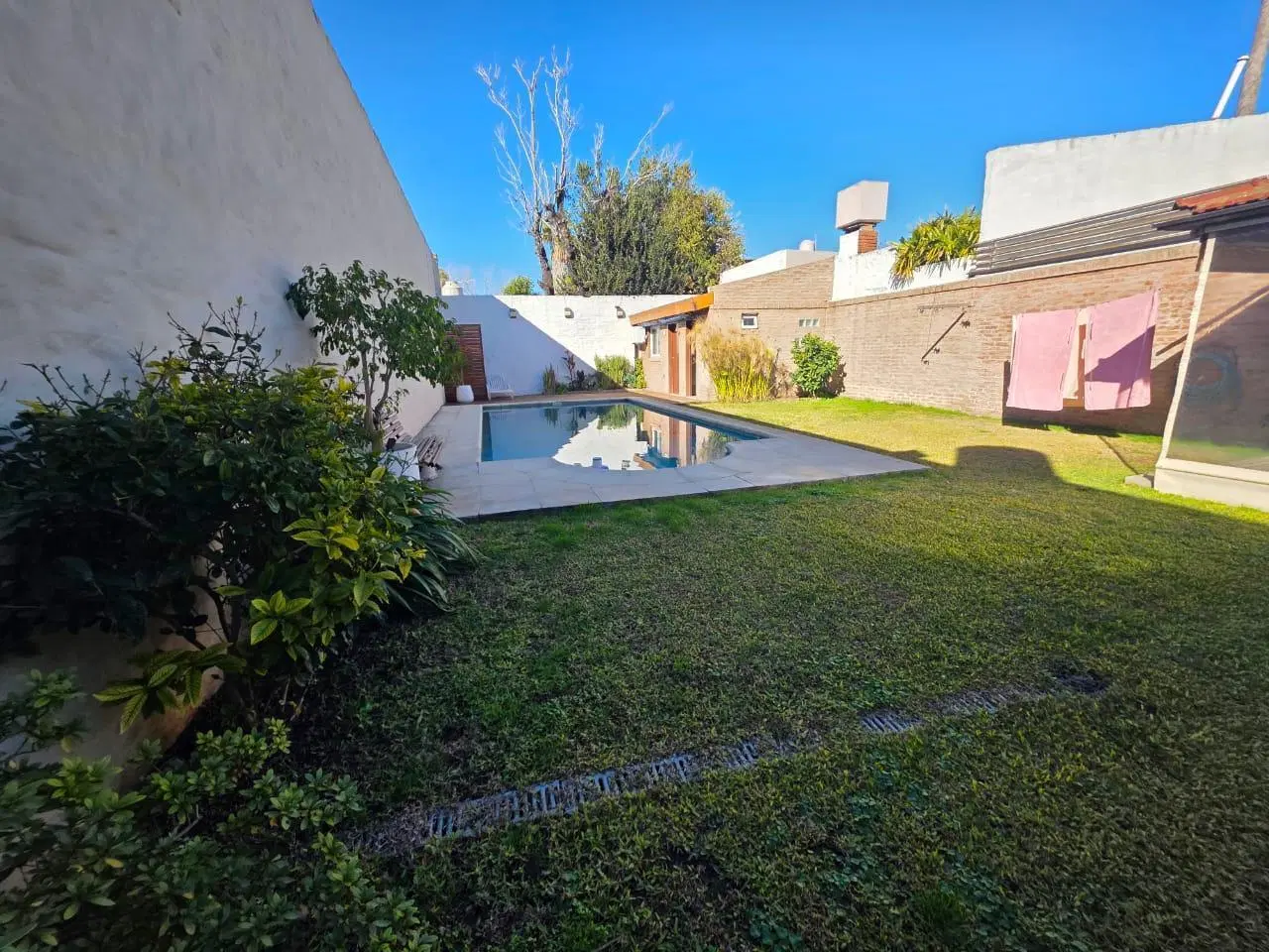 Chalet de 5 Ambientes en Venta  El Palomar  Apto Crédito Bancario F: 11166 5