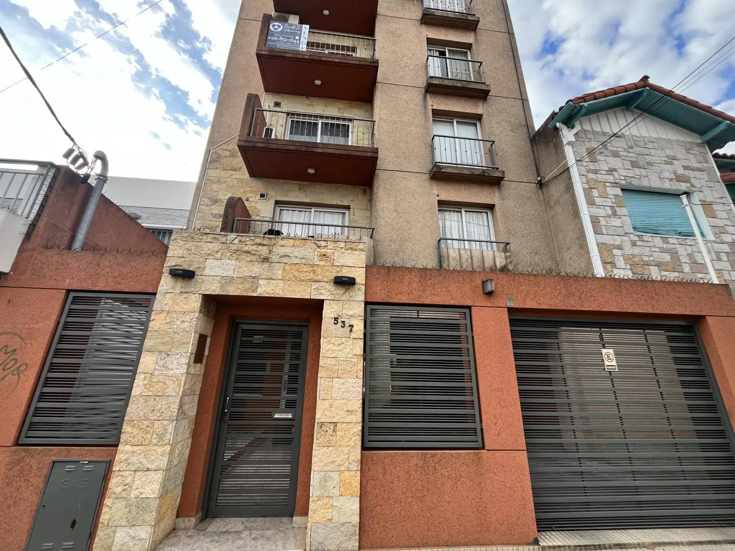 ALQUILO EN PALOMAR CENTRO UN AMPLIO MONO AMBIENTE CON COCHERA F: 7573 1