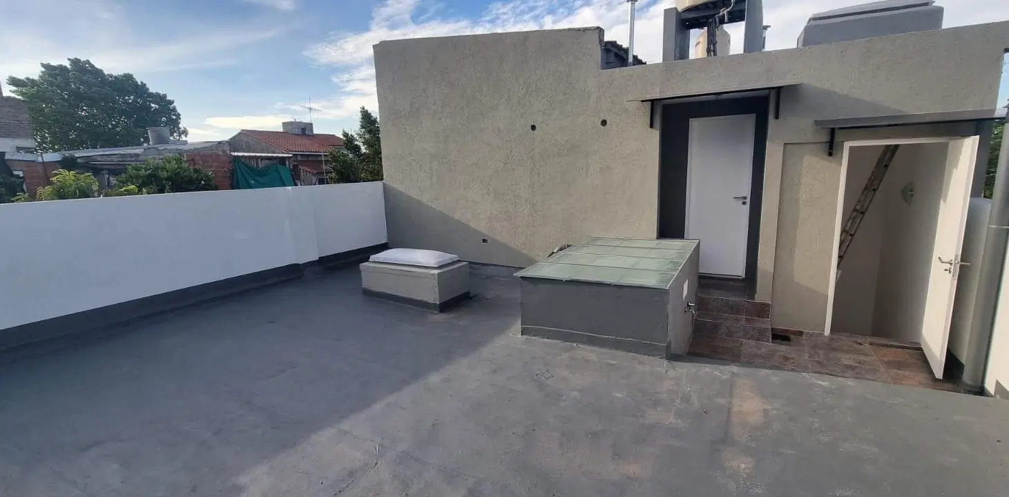 CASEROS DEPARTAMENTO DE 3 AMBIENTES TIPO CASA AL FRENTE TERRAZA F: 11181 5