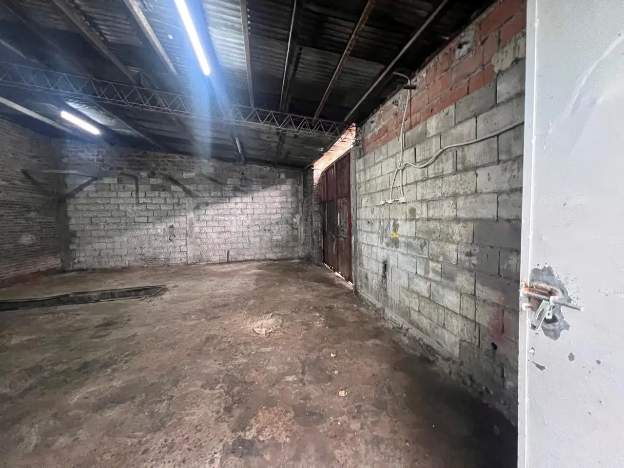 CASEROS ALQUILO LOCAL GALPON DE 90M2 CON ENTRADA PARA CAMIONETA Y FOSA F: 11191 1
