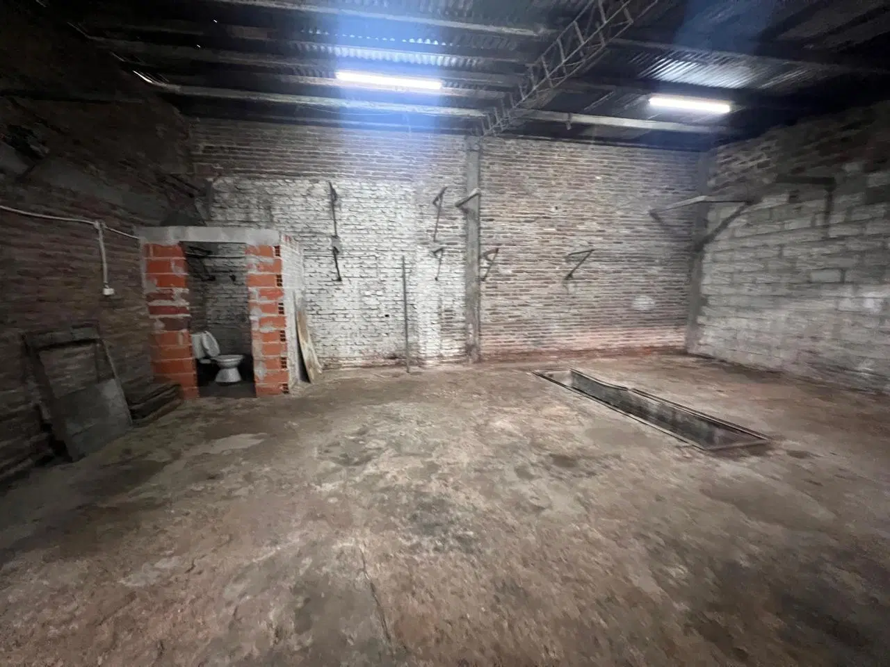 CASEROS ALQUILO LOCAL GALPON DE 90M2 CON ENTRADA PARA CAMIONETA Y FOSA F: 11191 8