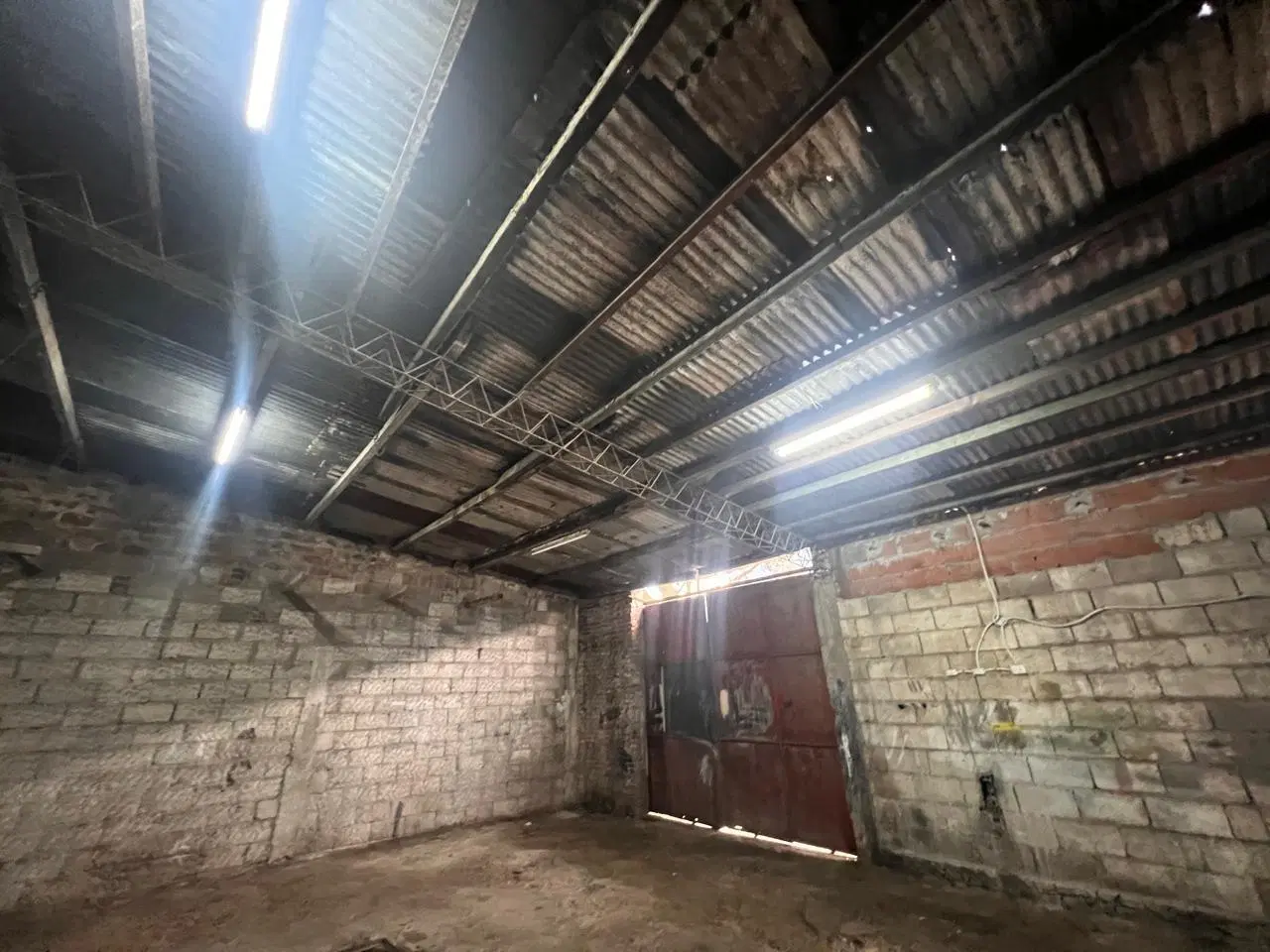 CASEROS ALQUILO LOCAL GALPON DE 90M2 CON ENTRADA PARA CAMIONETA Y FOSA F: 11191 4