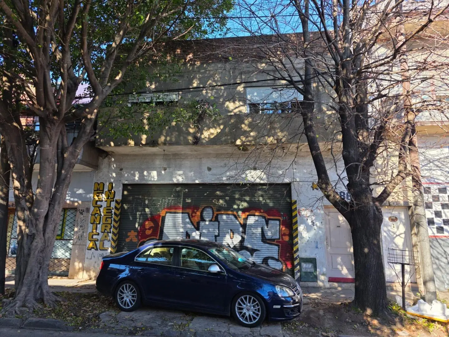 CASEROS EN VENTA GRAN PROPIEDAD CENTRICA DEPARTAMENTO + GALPON F: 11172 1