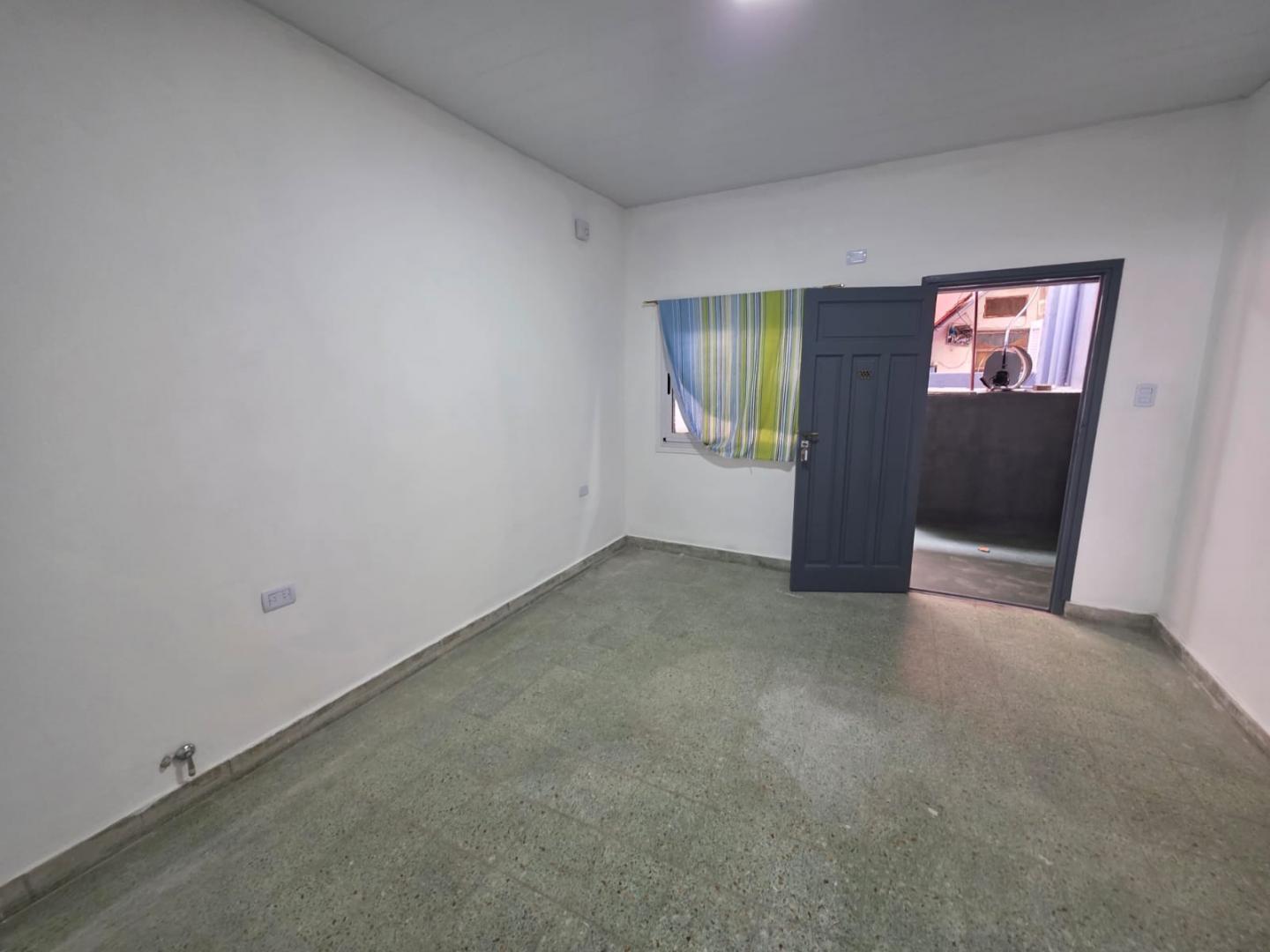 Foto de ALQUILO EN CASEROS CASA DE 3 AMBIENTES EN PH AL MEDIO PATIO F: 11297, imagen 1