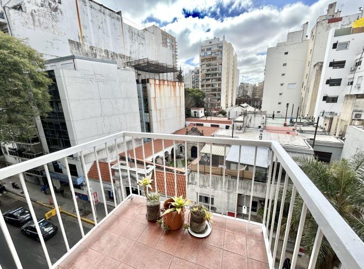 Lindo monoambiente con balcón en Recoleta 3