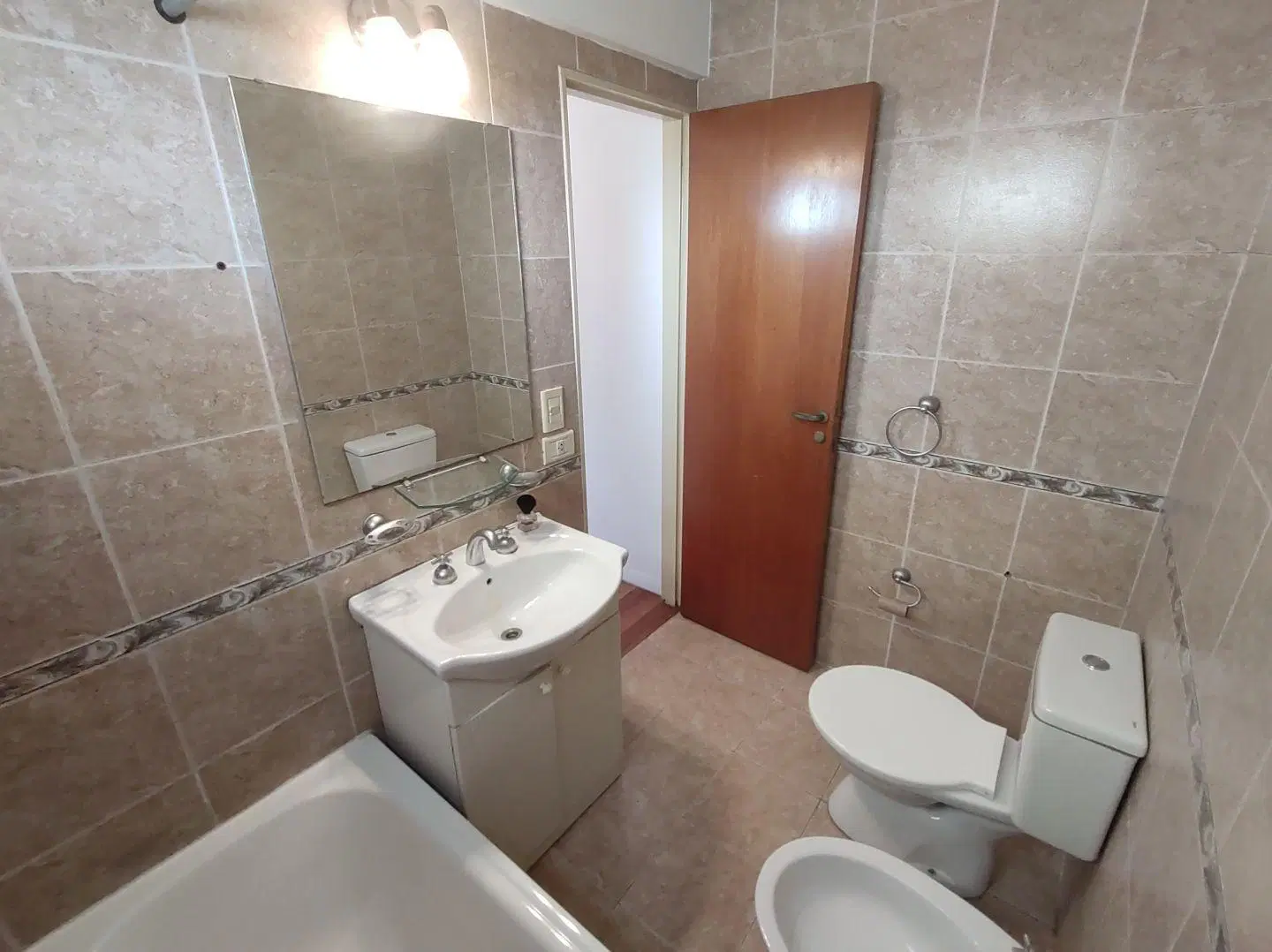 MODERNO 3 AMBIENTES C/ BALCON - EDIFICIO C/ PILETA 3