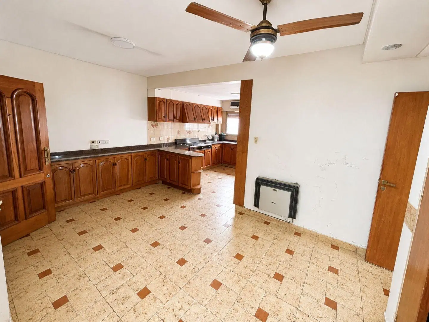 AMPLIO SEMIPISO DE 4 AMBIENTES CON TERRAZA PROPIA, BALCÓN CORRIDO, DEPENDENCIA DE SERVICIO, PATIO Y 5