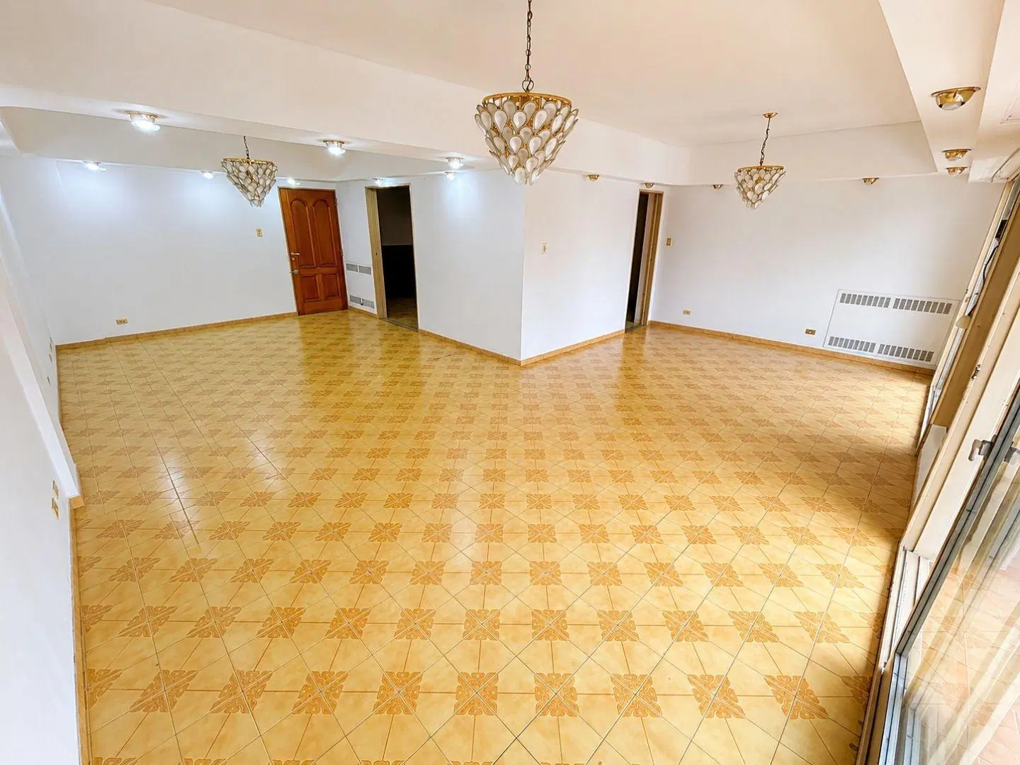 AMPLIO SEMIPISO DE 4 AMBIENTES CON TERRAZA PROPIA, BALCÓN CORRIDO, DEPENDENCIA DE SERVICIO, PATIO Y 3