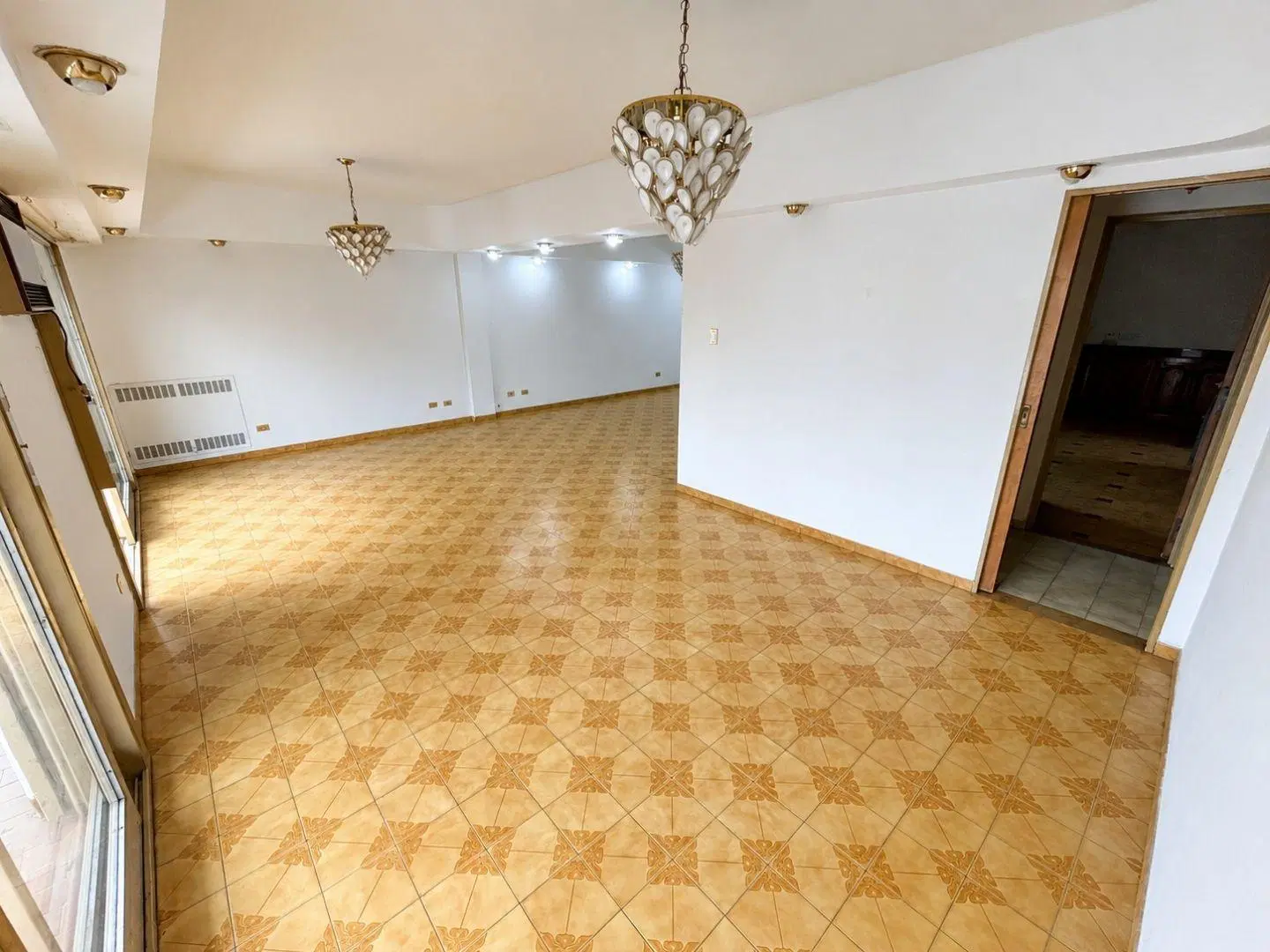 AMPLIO SEMIPISO DE 4 AMBIENTES CON TERRAZA PROPIA, BALCÓN CORRIDO, DEPENDENCIA DE SERVICIO, PATIO Y 2