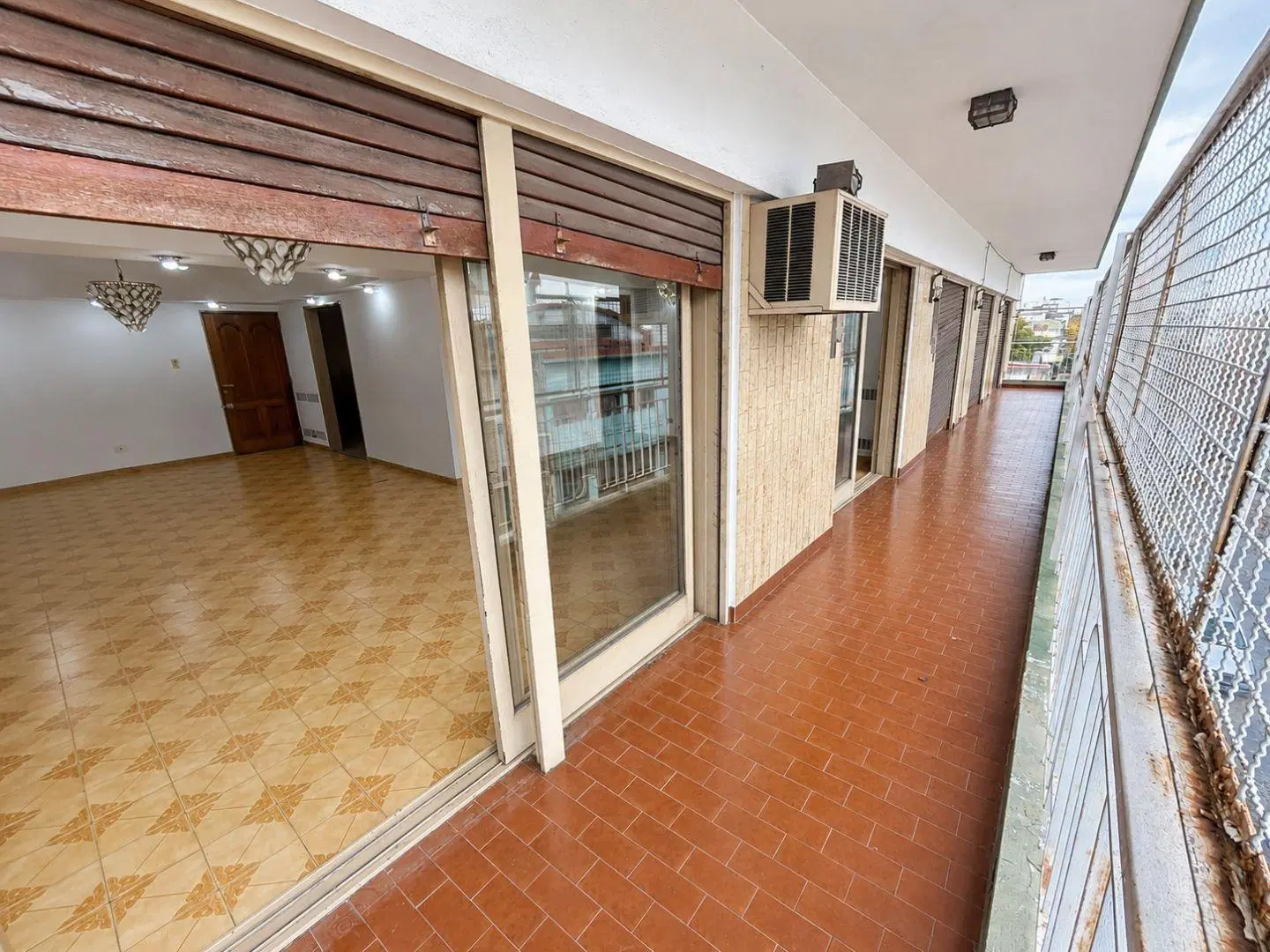 AMPLIO SEMIPISO DE 4 AMBIENTES CON TERRAZA PROPIA, BALCÓN CORRIDO, DEPENDENCIA DE SERVICIO, PATIO Y 5