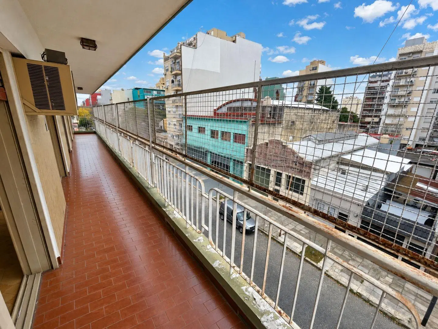 AMPLIO SEMIPISO DE 4 AMBIENTES CON TERRAZA PROPIA, BALCÓN CORRIDO, DEPENDENCIA DE SERVICIO, PATIO Y 4