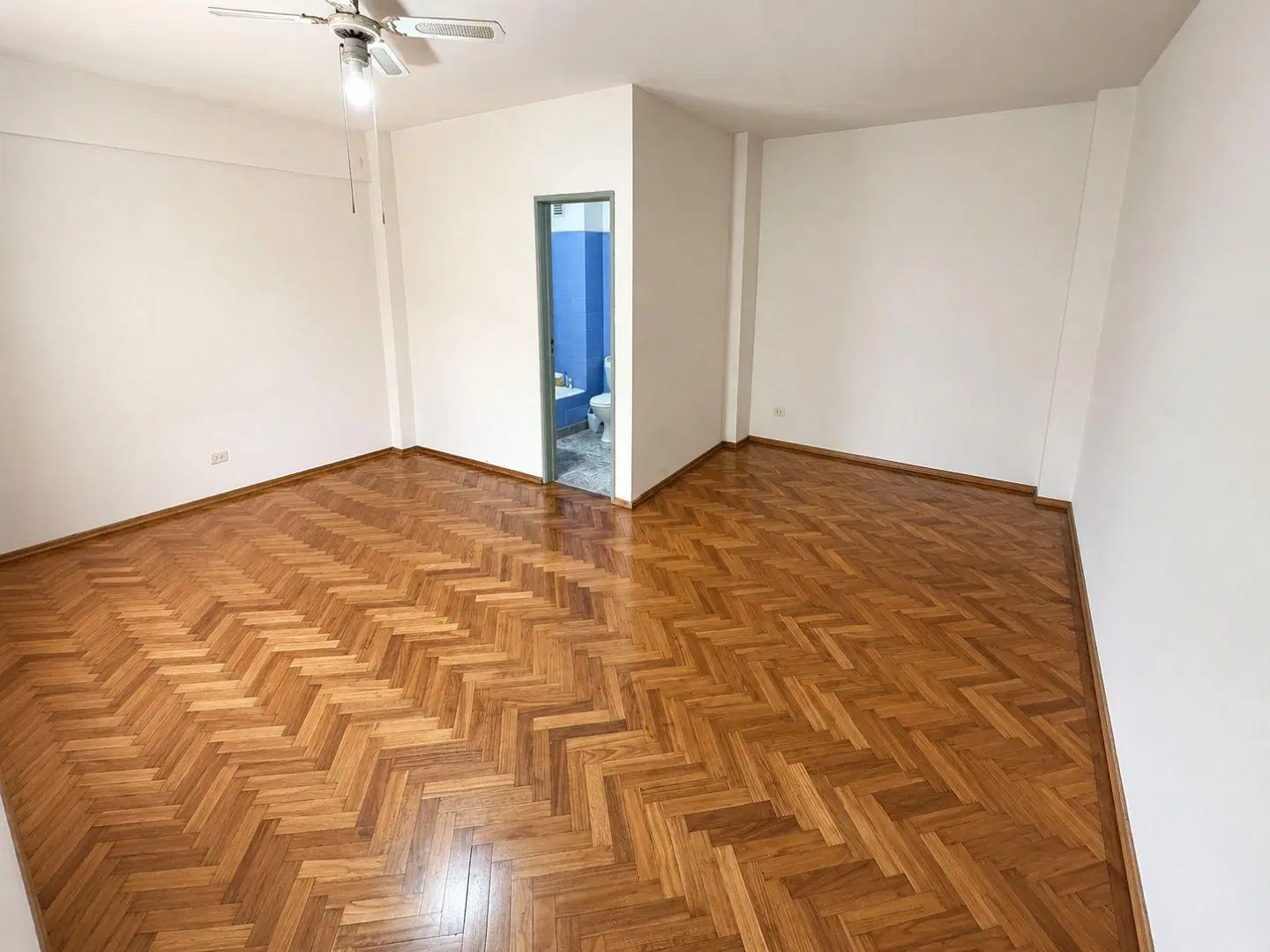 OPORTUNIDAD: MONOAMBIENTE CON COCINA SEPARADA Y BAÑO COMPLETO- CORDOBA Y SUIPACHA 1