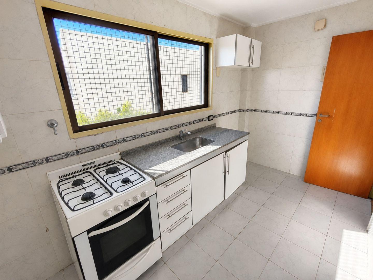Foto de MODERNO 3 AMBIENTES C/ BALCON - EDIFICIO C/ PILETA, imagen 2