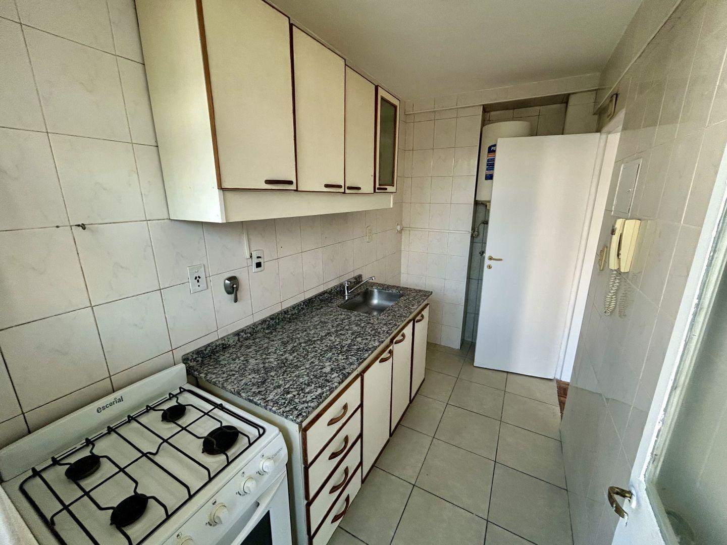 Foto de AMPLIO 2 AMB C/ COCINA SEPARADA, PISO ALTO A MTS DE PLAZA GUEMES, imagen 4